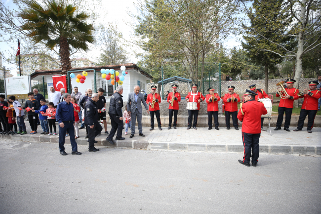Kavga ihbarına giden polislere bandolu kutlama